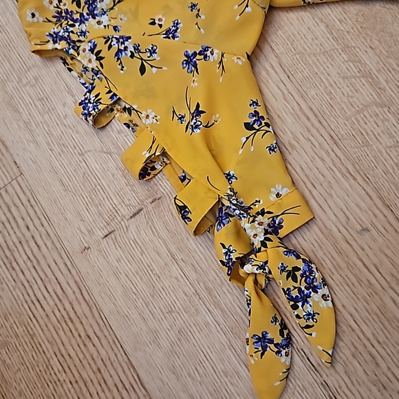 ⭐ 2/$25 iZ Byer Yellow Floral Print Blouse - Picture 3 of 3